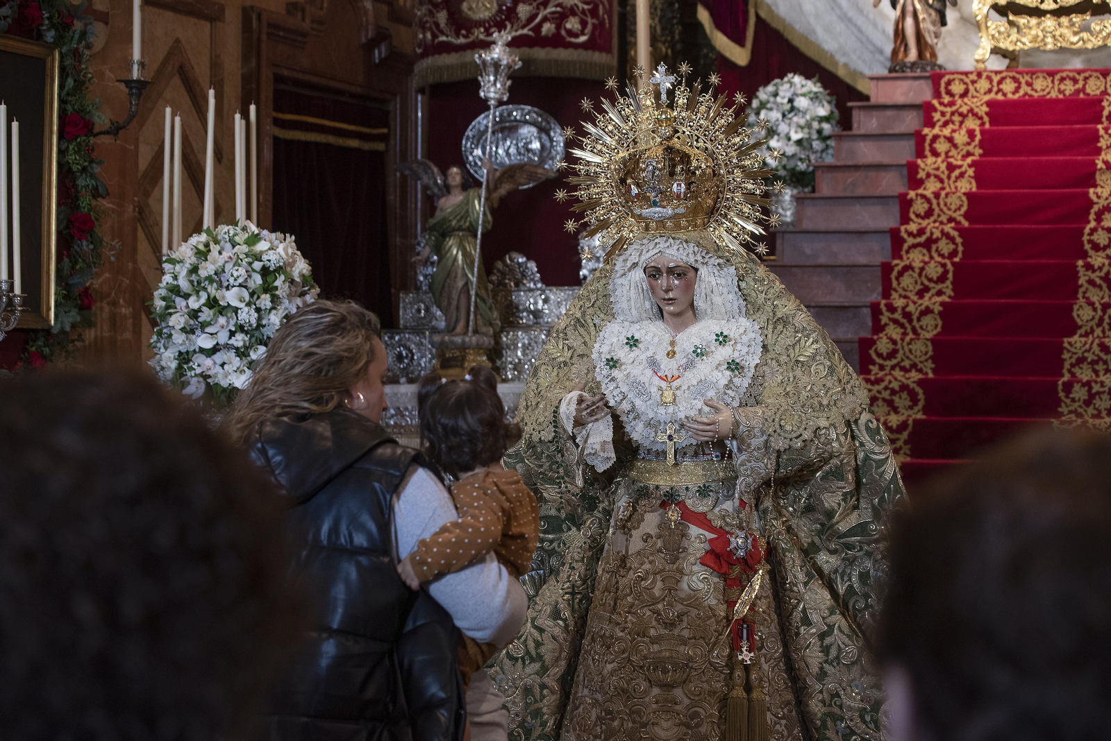 El besamanos de la Macarena, en imágenes