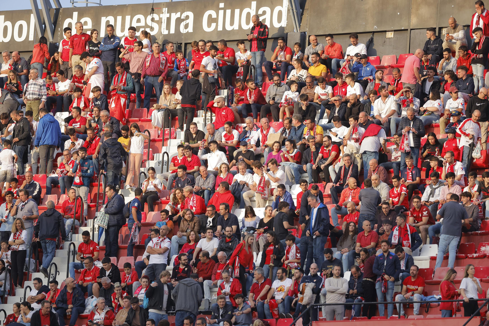 Búscate en las fotos del Sevilla-Betis