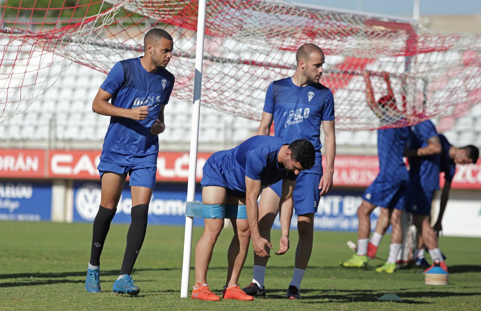 Ganet y Vicent miran hacia el mismo lado mientras Gallardo estira.