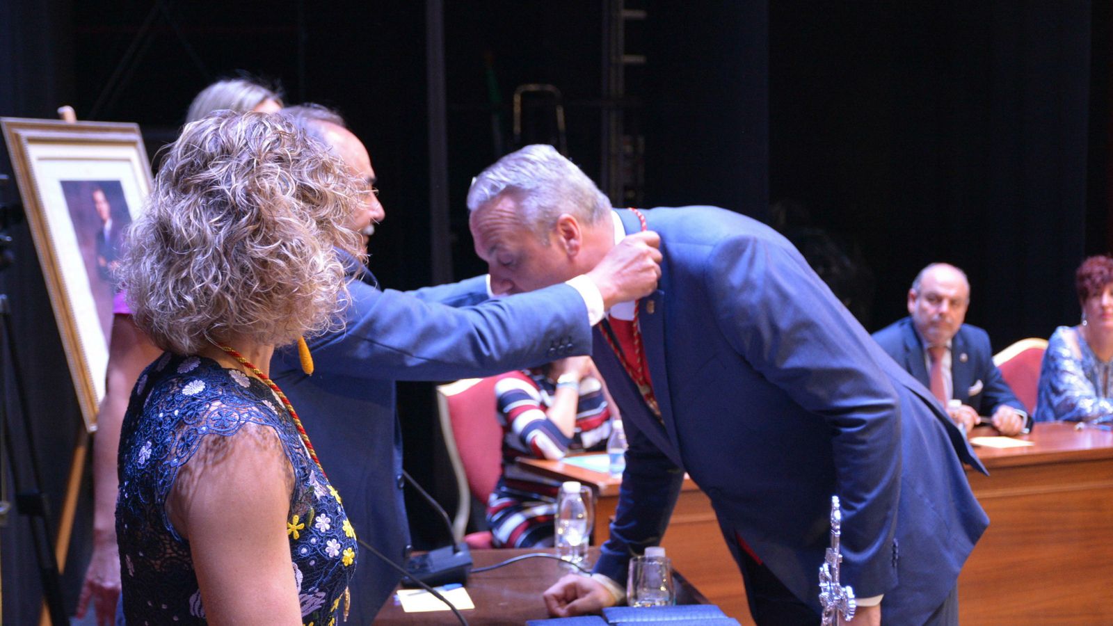 Ruiz Boix recibe su medalla.