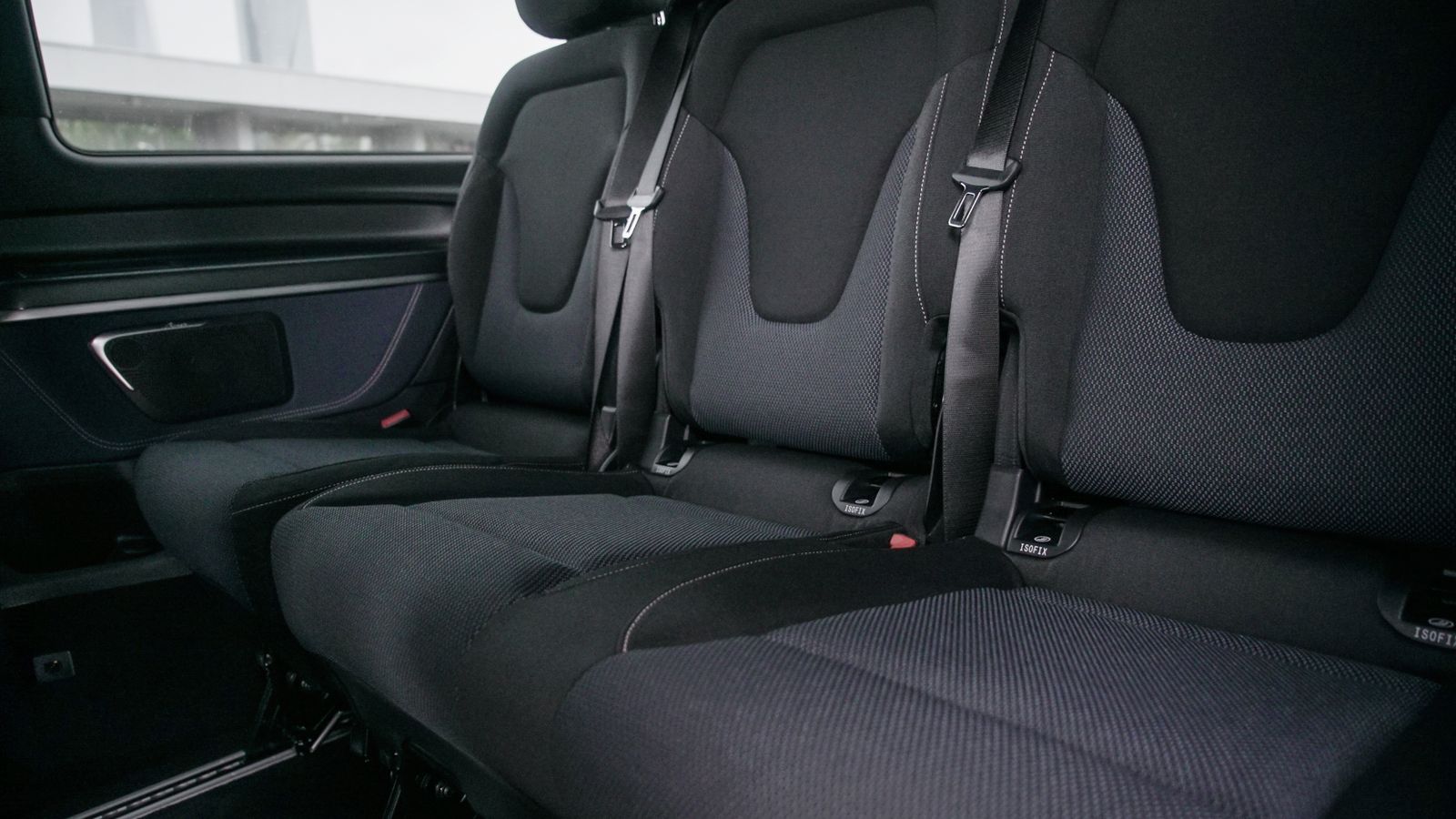 Que sea eléctrico no supone ningún impedimento para ubicar asientos de diferente tipo, desplazarlos, etc, en tanto que la batería se sitúa por debajo del piso del habitáculo.