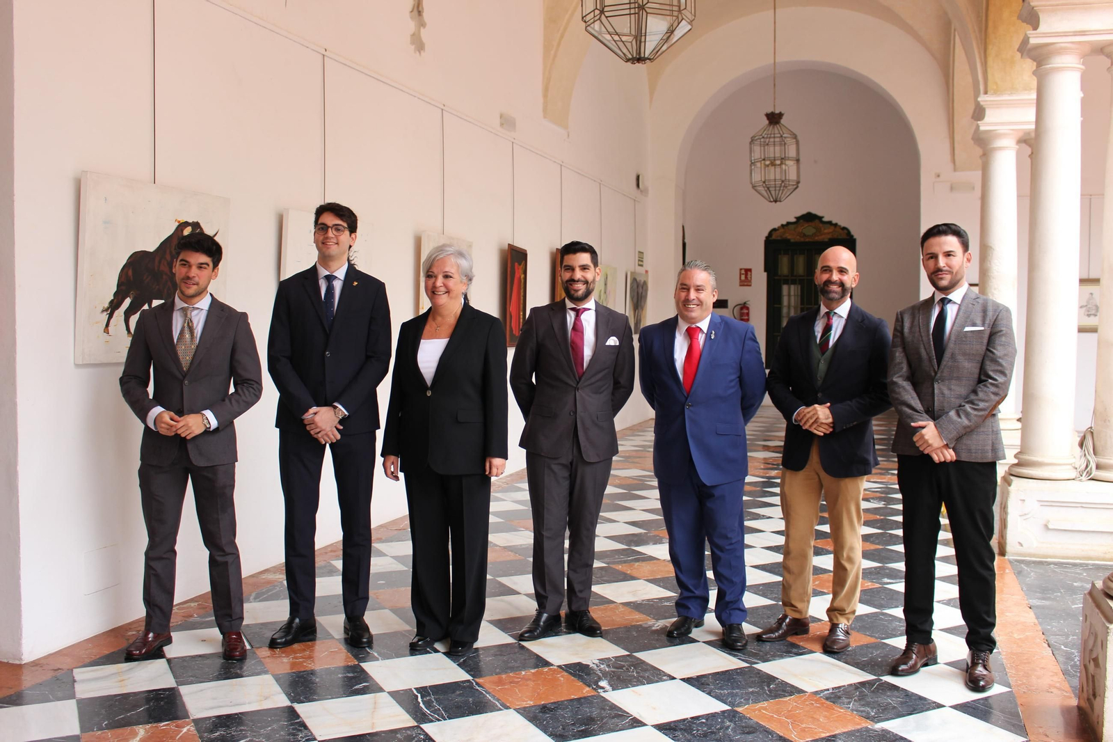 Eloy Moreno (centro), junto al resto de pregoneros, exaltadores y cartelistas de la Semana Santa de Córdoba 2026.