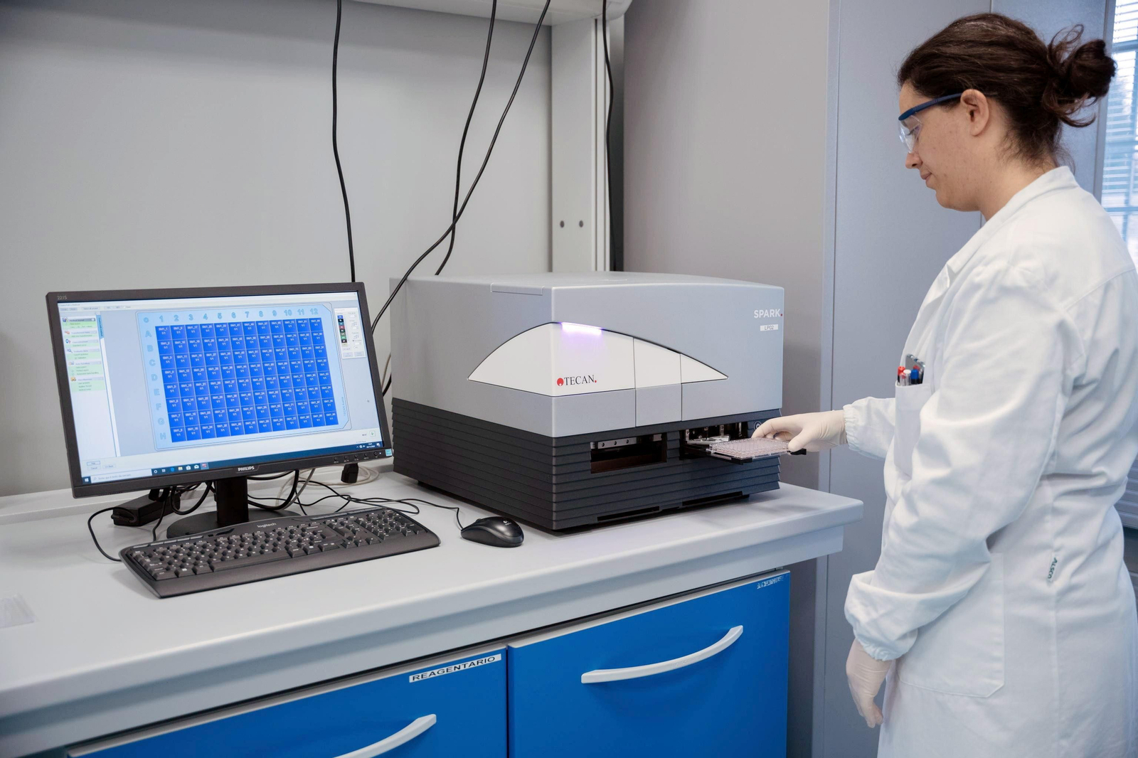 Trabajos en una planta italiana de fabricación de medicamentos y vacunas.