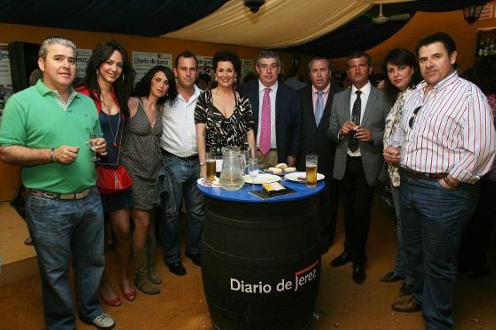 Luis Pérez, Elisabeth Alfonseca, Patricia Soto, Juan Diego, Mercedes García, Pedro Ruíz y María Suárez, de Arance, junto a Pedro Robles, jefe de ventas de Colorker y Benjamín Sánchez, director comercial del Diario.

Foto: Vanesa Lobo