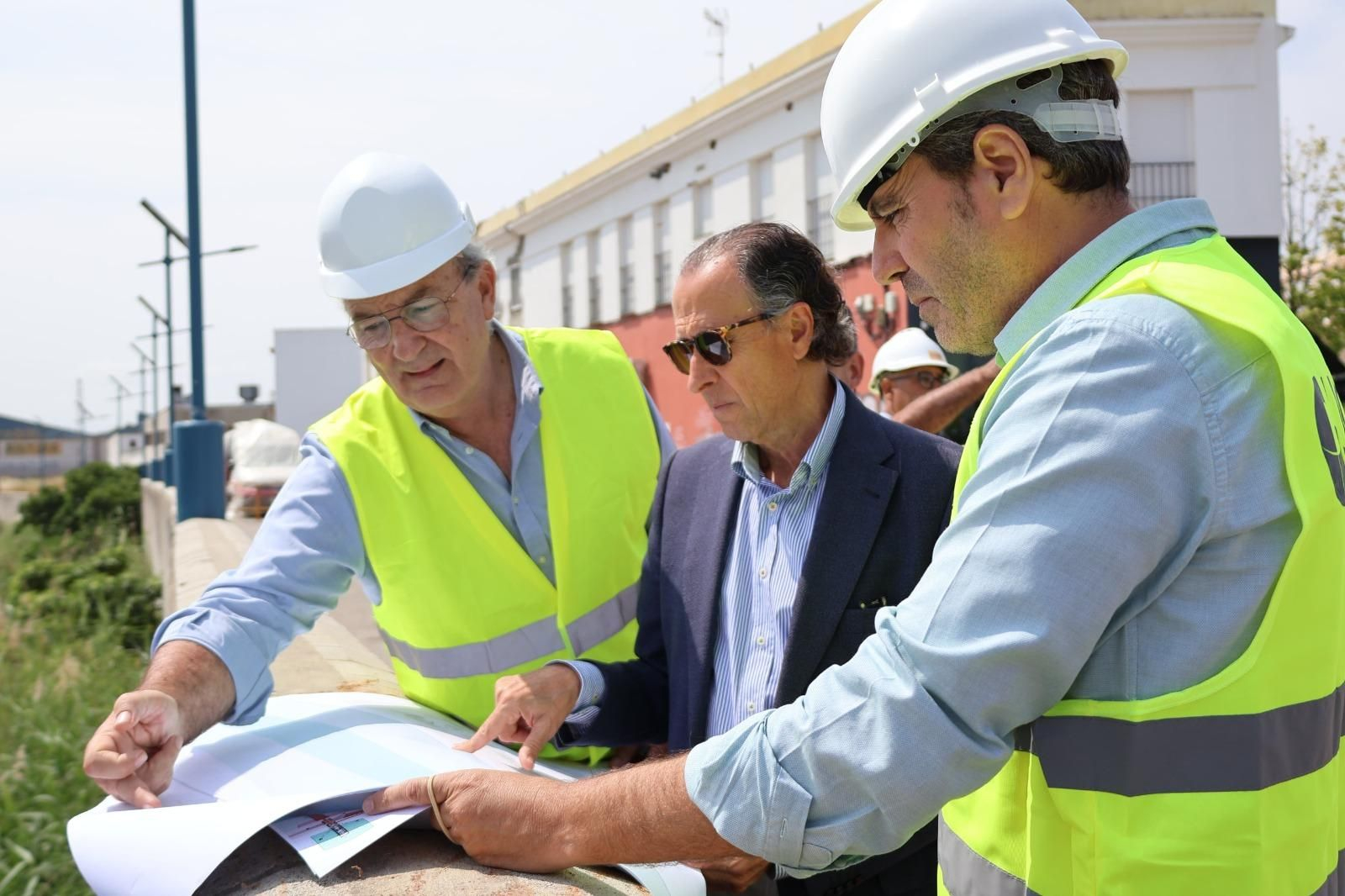 Un momento de la visita del alcalde a las obras. Un momento de la visita del alcalde a las obras.