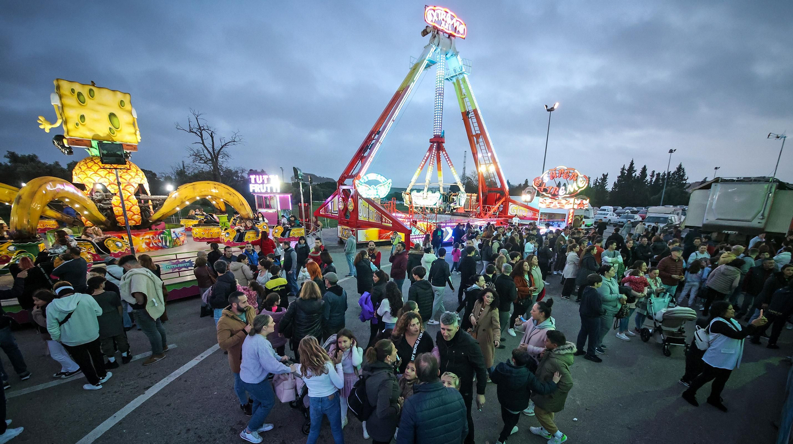 Lleno absoluto en el parque de atracciones de Jerez