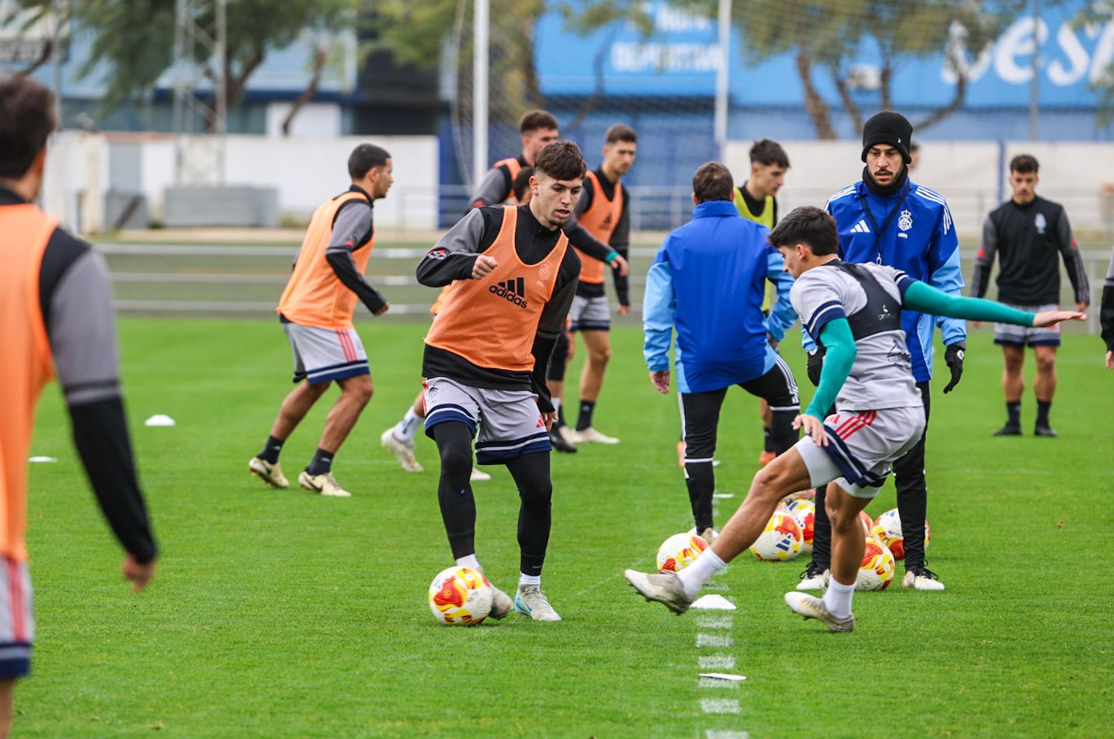 Entrenamiento del Recre con la incorporación de nuevos jugadores, en fotografías