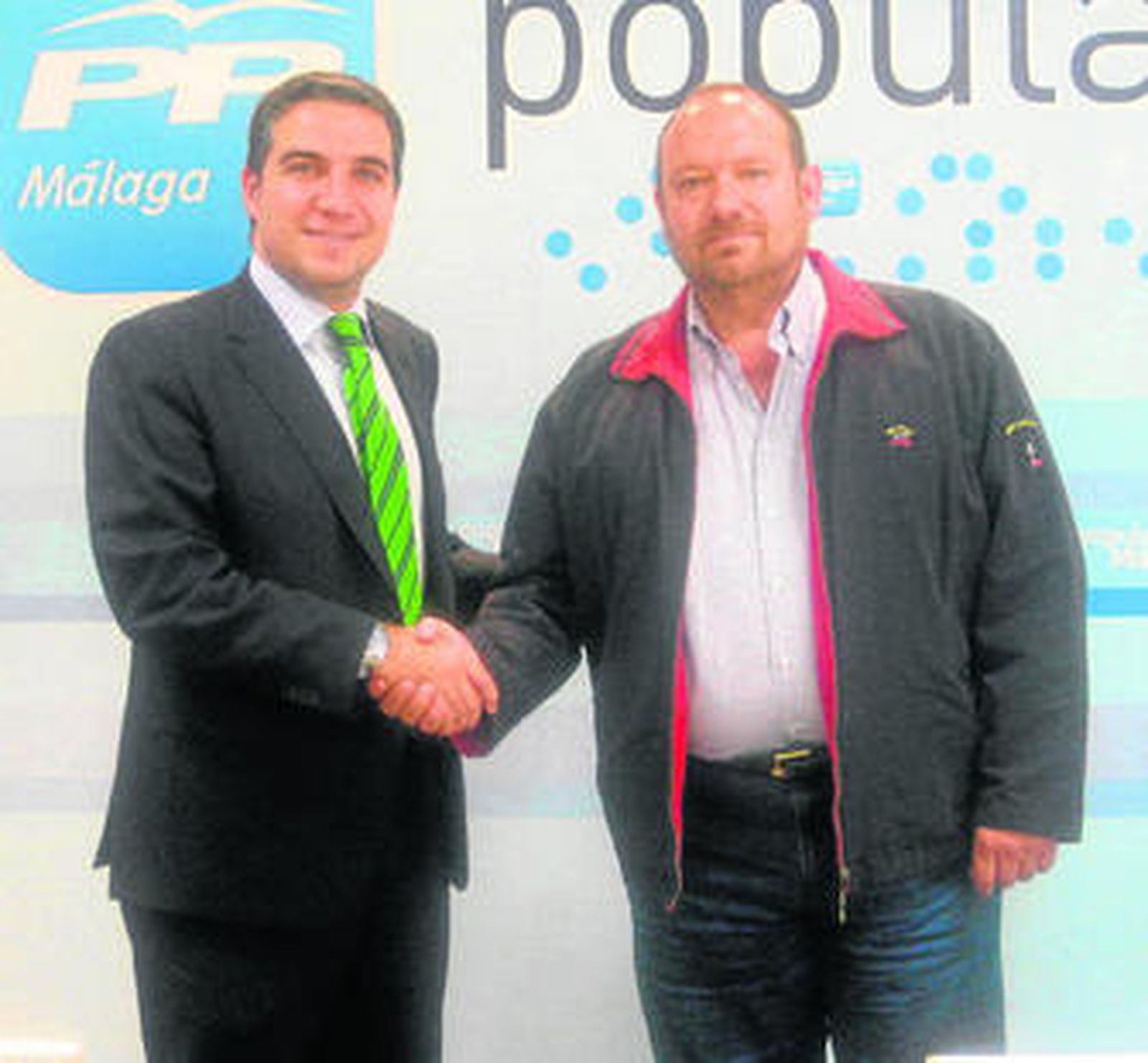 Elías Bendodo junto al alcalde de Benamargosa.