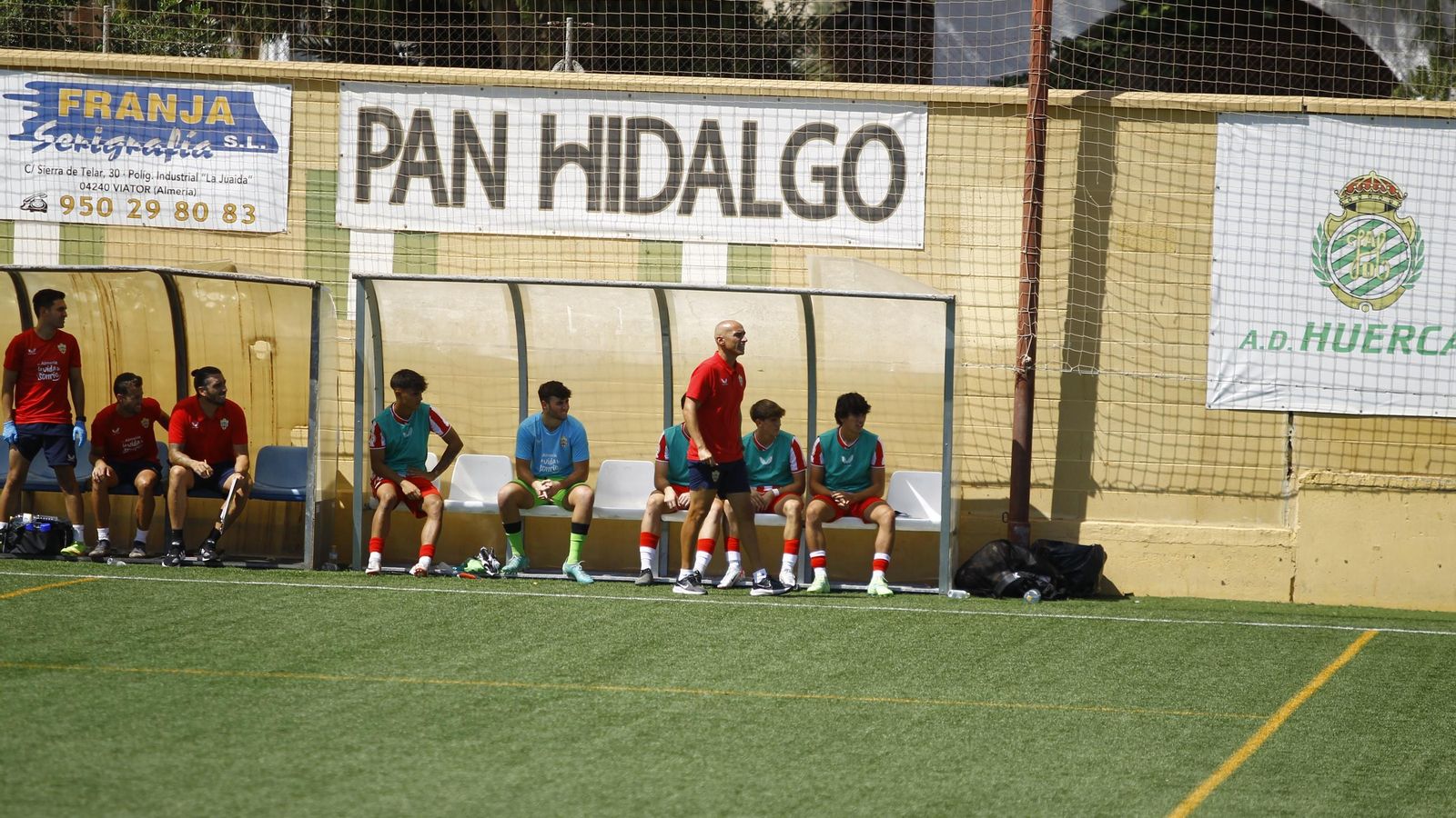 Zeus Carmona en el banquillo del Francisco Pomedio durante un encuentro de la pasada temporada.