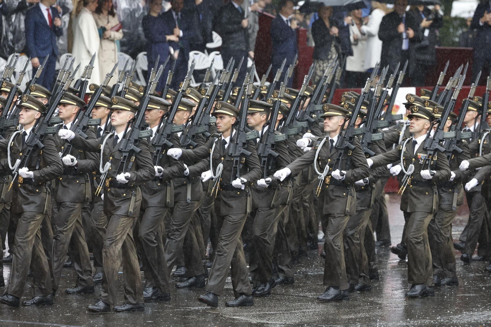 El desfile militar del Día de la Hispanidad, en imágenes