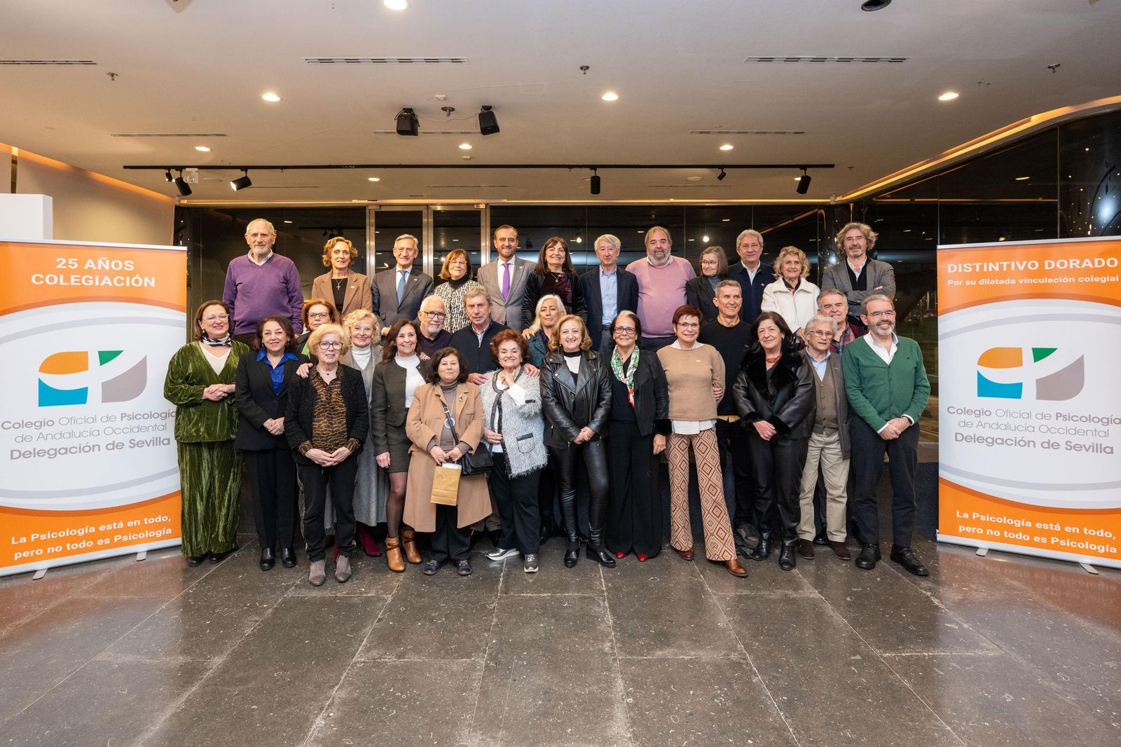 Un grupo de los psicólogos homenajeados, con motivo de sus 30 años de colegiación, por la Delegación de Sevilla del COP-AO en el Antiqvarivm de Sevilla