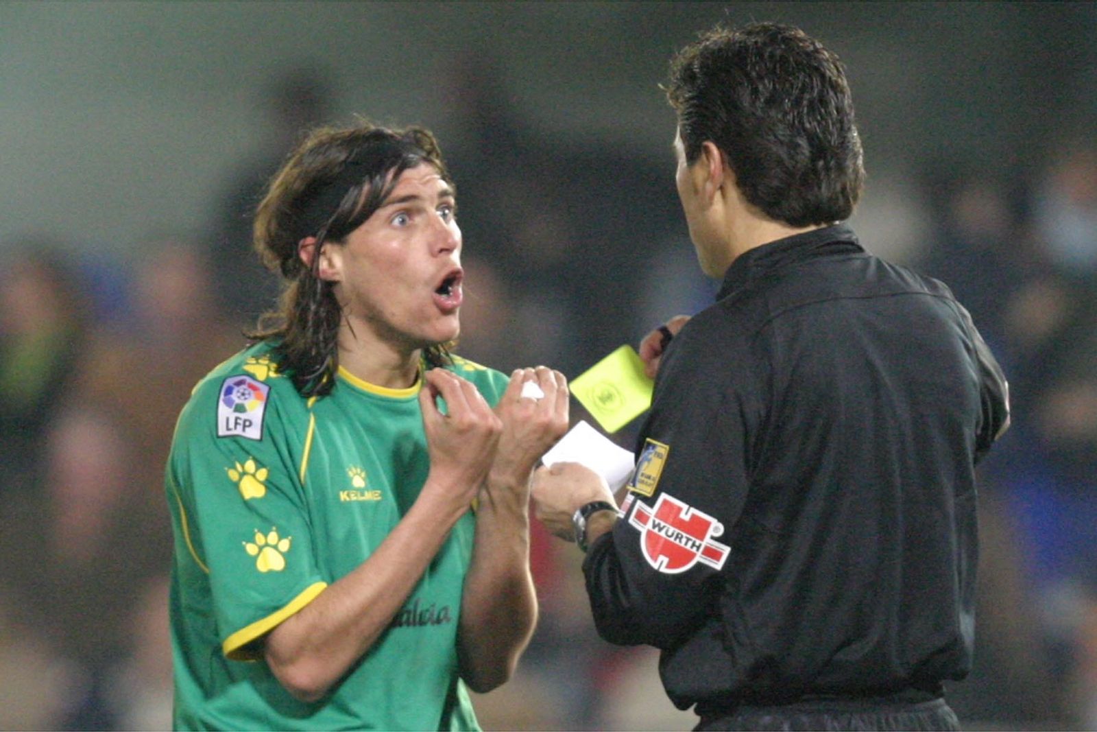 Medina  se lamenta ante Rodríguez Santiago, que anuló el gol de la victoria a instancias de Rafa Guerrero.