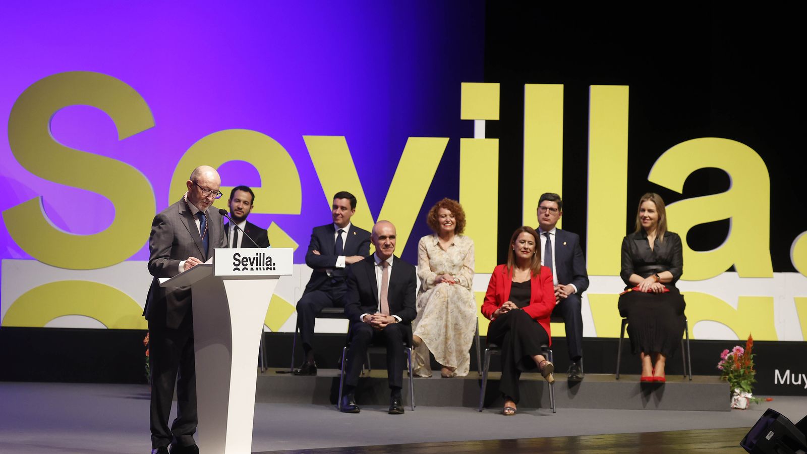 Francisco Correal pronuncia el discurso en nombre de los galardonados.