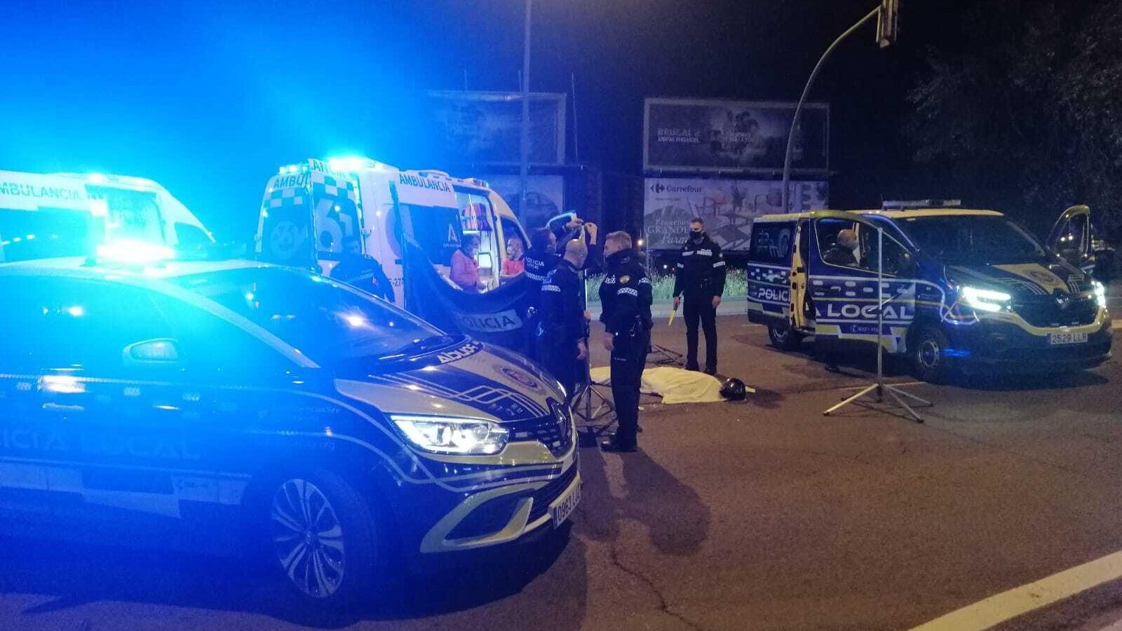 La Policía Local trabaja en el lugar del siniestro, con el cadáver de la víctima a la espera del levantamiento.