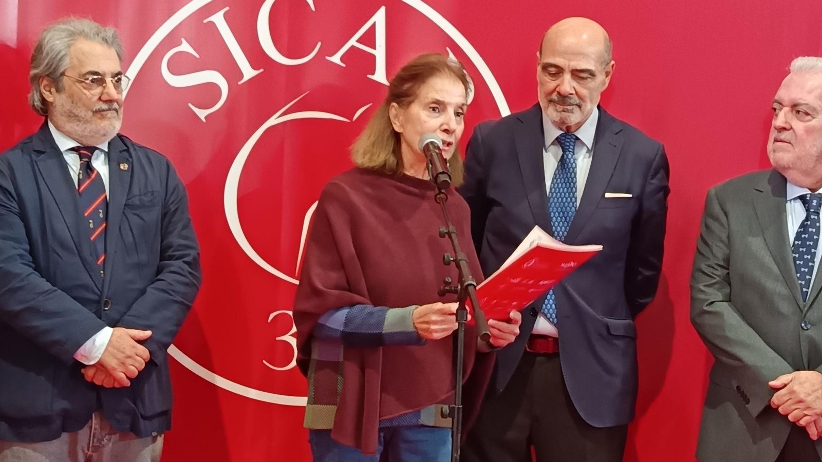 Presentación de nuevas bases para el cartel del Real Club de Enganches