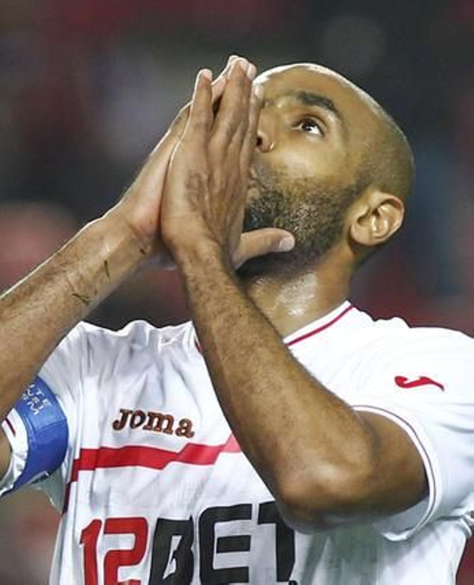 El Sevilla celebra la vuelta de Sergio Sánchez a los terrenos de juego con el pase a las semifinales de Copa del Rey ante el Villarreal (3-0). / Antonio Pizarro