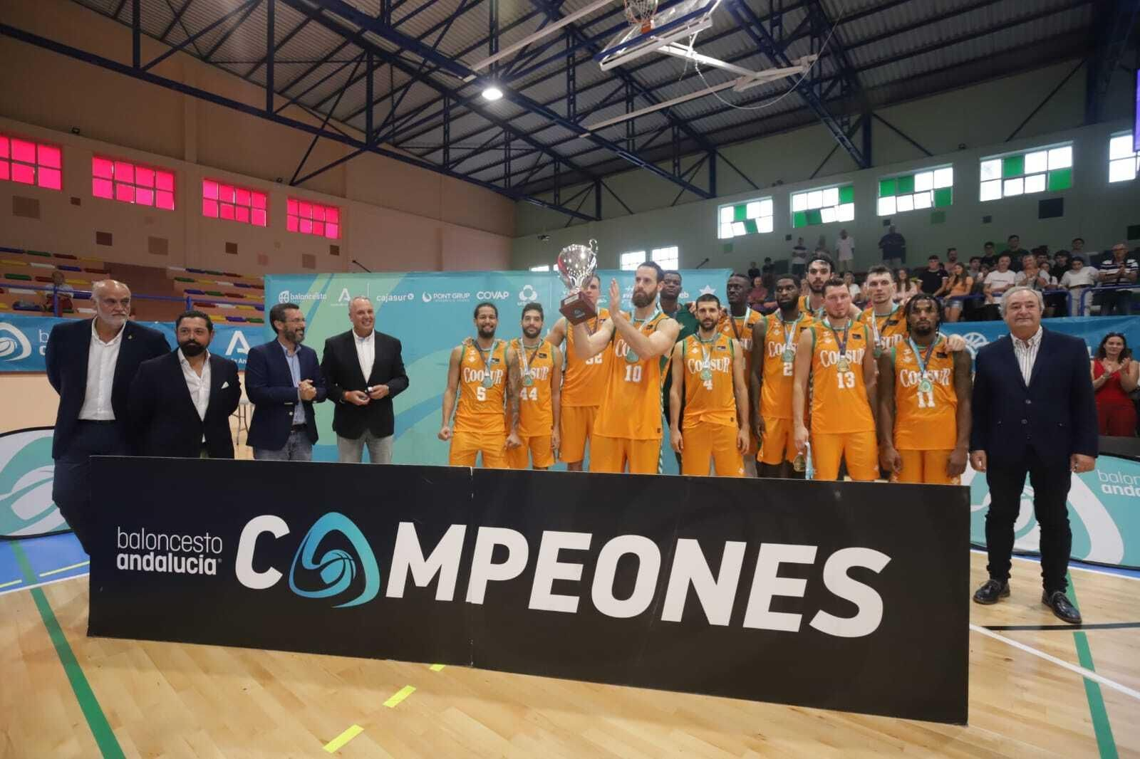 Los campeones elevan su trofeo, rodeado por las autoridades