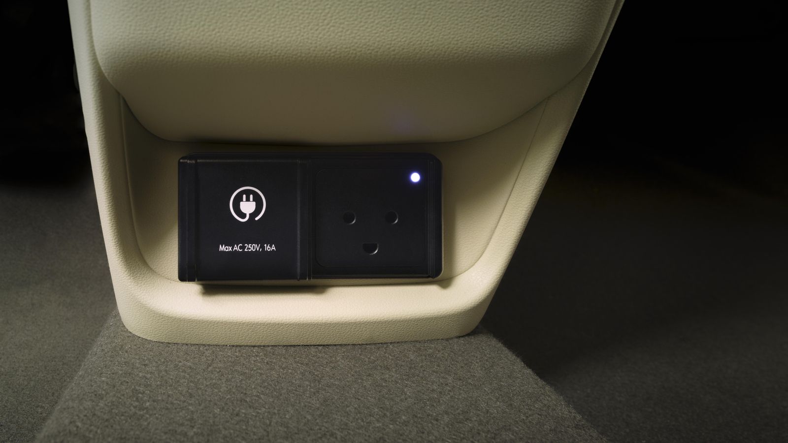 Formará parte del equipamiento de este eléctrico la posibilidad de ceder energía de la batería a distintos dispositivos, siempre que la potencia que requieran sea inferior a 4 kW.