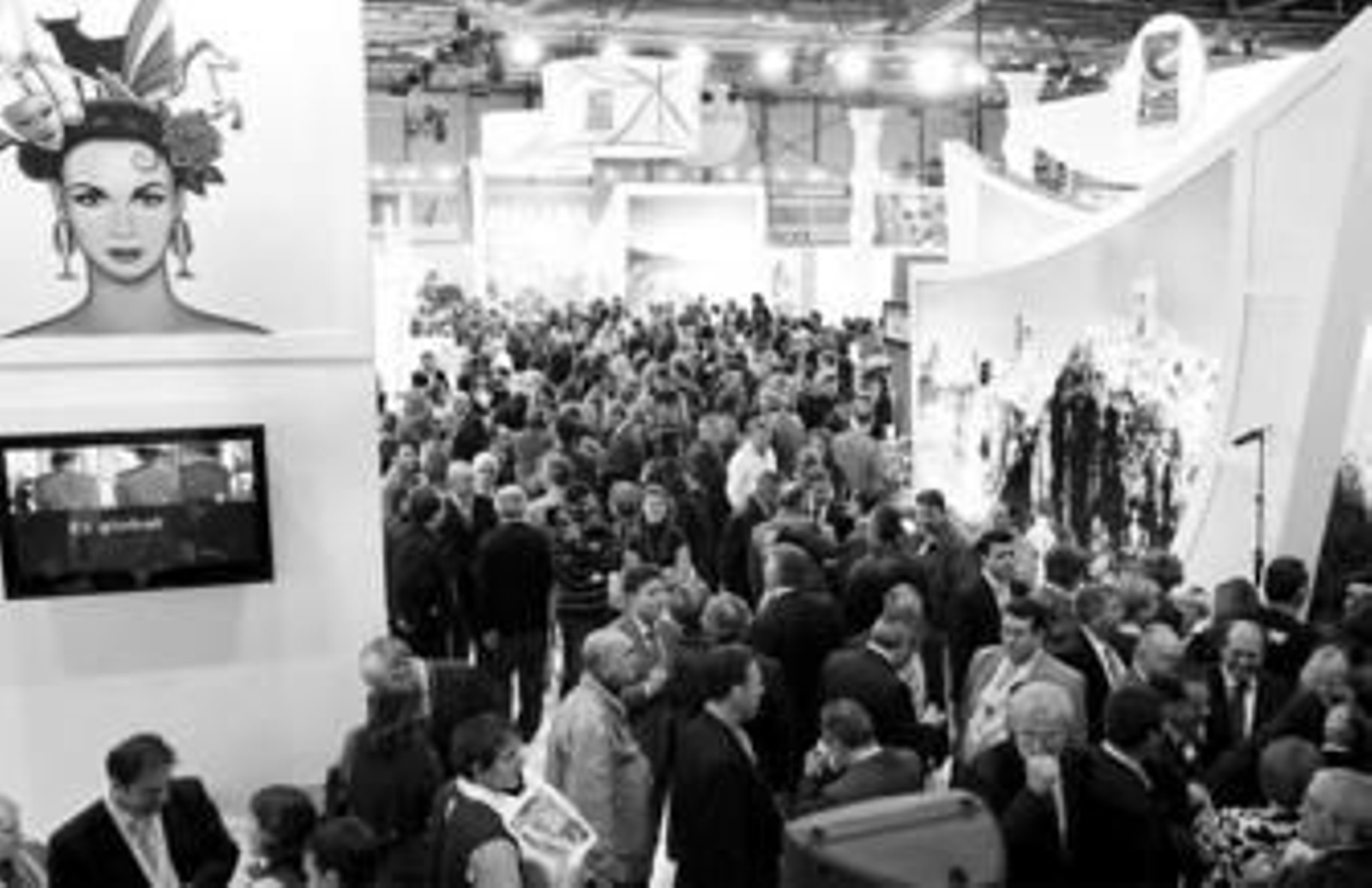 Centenares de personas llenan el expositor de la provincia y sus inmediaciones.