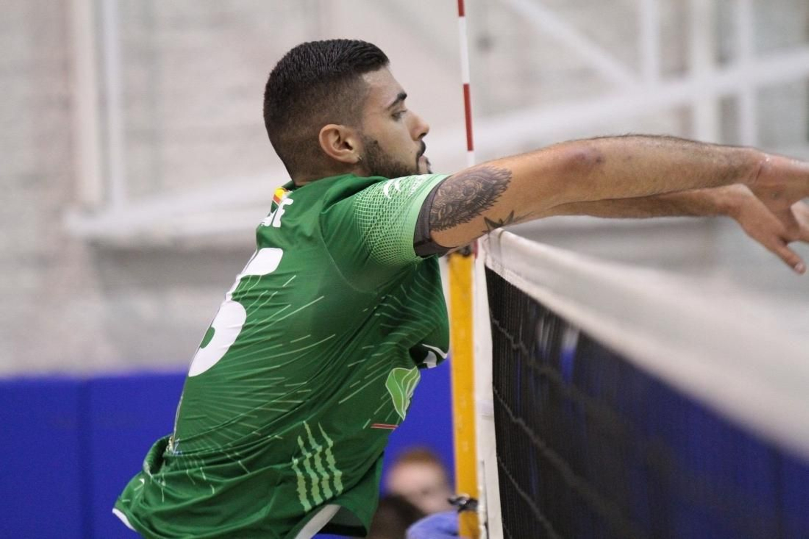 Iribarne, en un salto durante un partido.