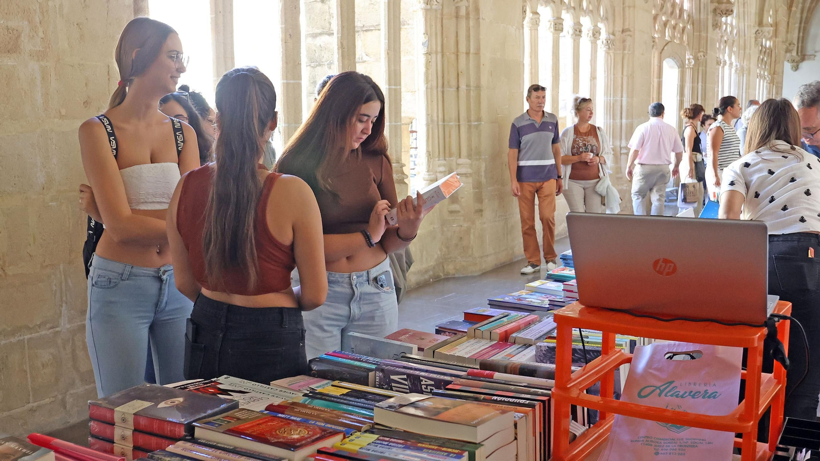Imágenes del gran ambiente en la Feria del Libro en Jerez