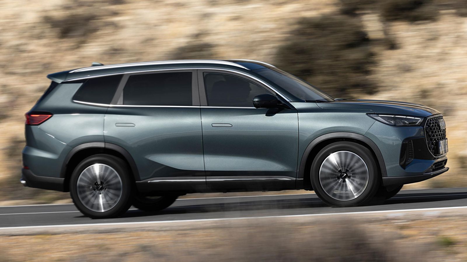 El mayor voladizo trasero respecto al s700 permite situar en este nuevo modelo de Ebro una tercera fila de asientos. Respecto a su hermano pequeño la distancia entre ejes varía, comparativamente, poco.