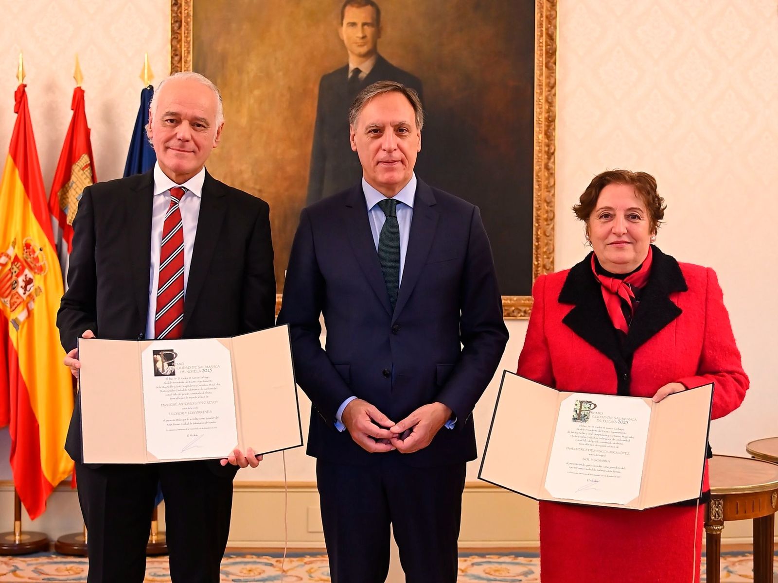 La autora gaditana Mercedes Escolano recibiendo el Premio de Poesía Ciudad de Salamanca 2025