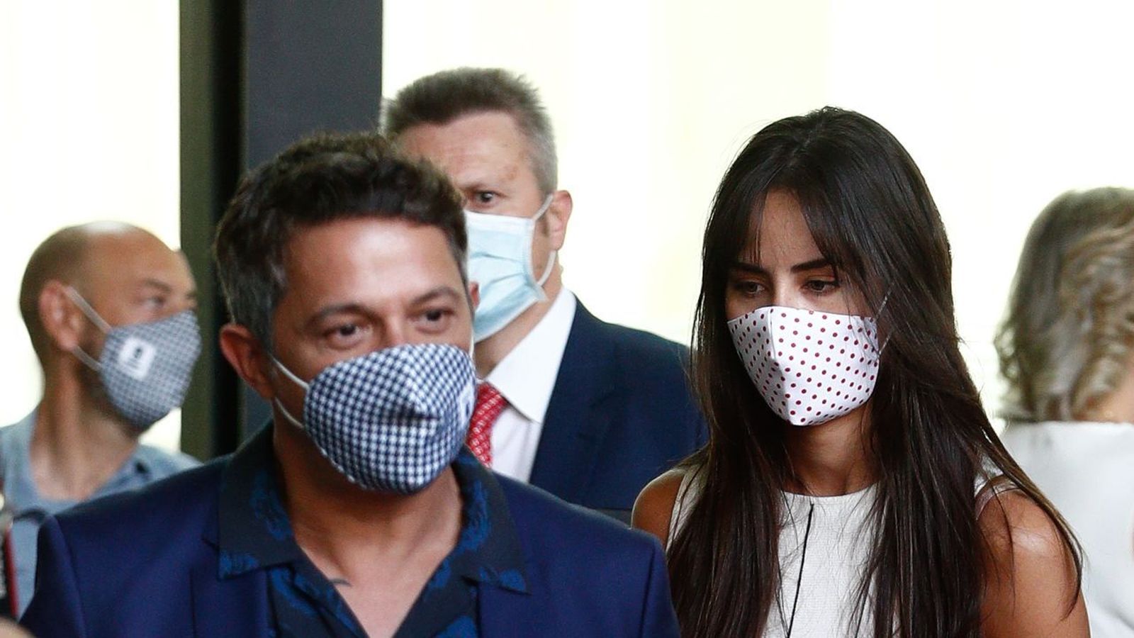 Alejandro Sanz, con su pareja, Rachel Valdés, en el homenaje que le ha brindado su ciudad natal, Madrid.