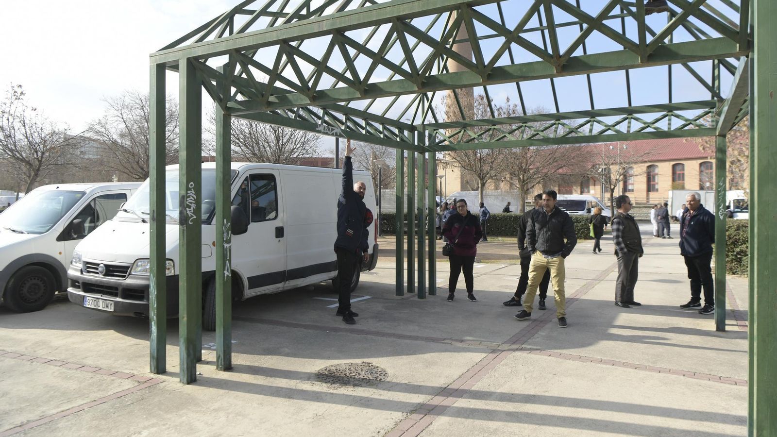 Una pérgola estorba por altura y por interferir en los puestos.