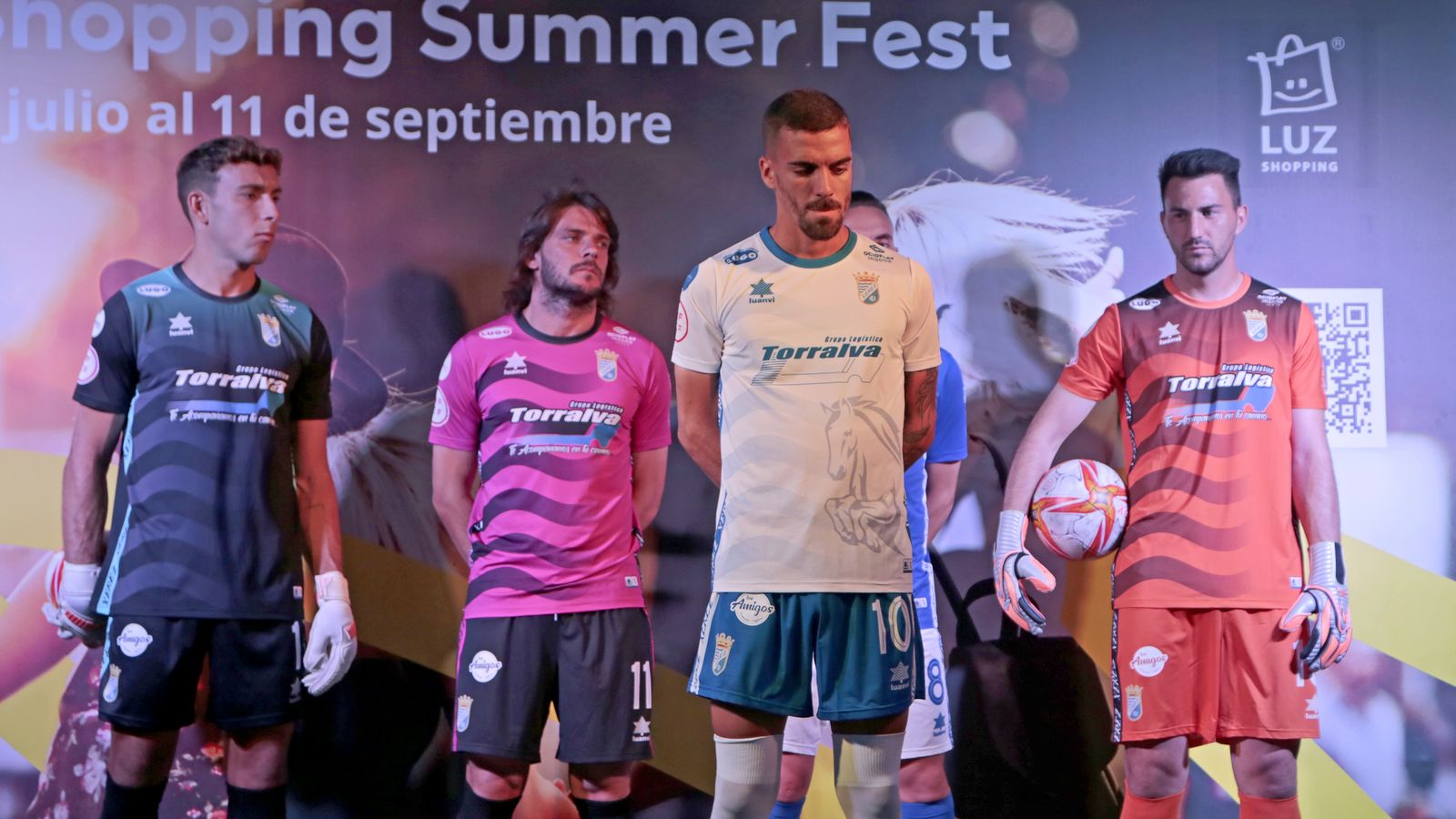 Imágenes de la presentación de las nuevas camisetas del Xerez CD en Luz Shopping