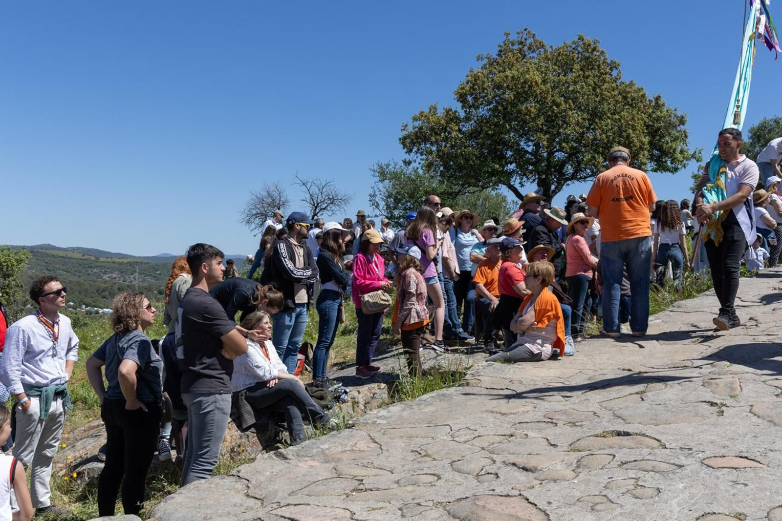 Miles de romeros acuden al encuentro de la Virgen de la Cabeza en su romería