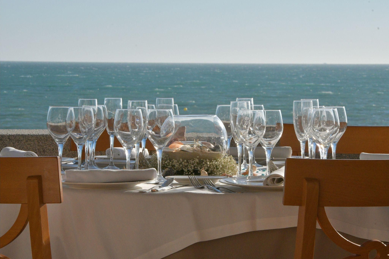 Mesa preparada para una cena con vistas al Atlántico en el Hotel Playa de Cádiz.