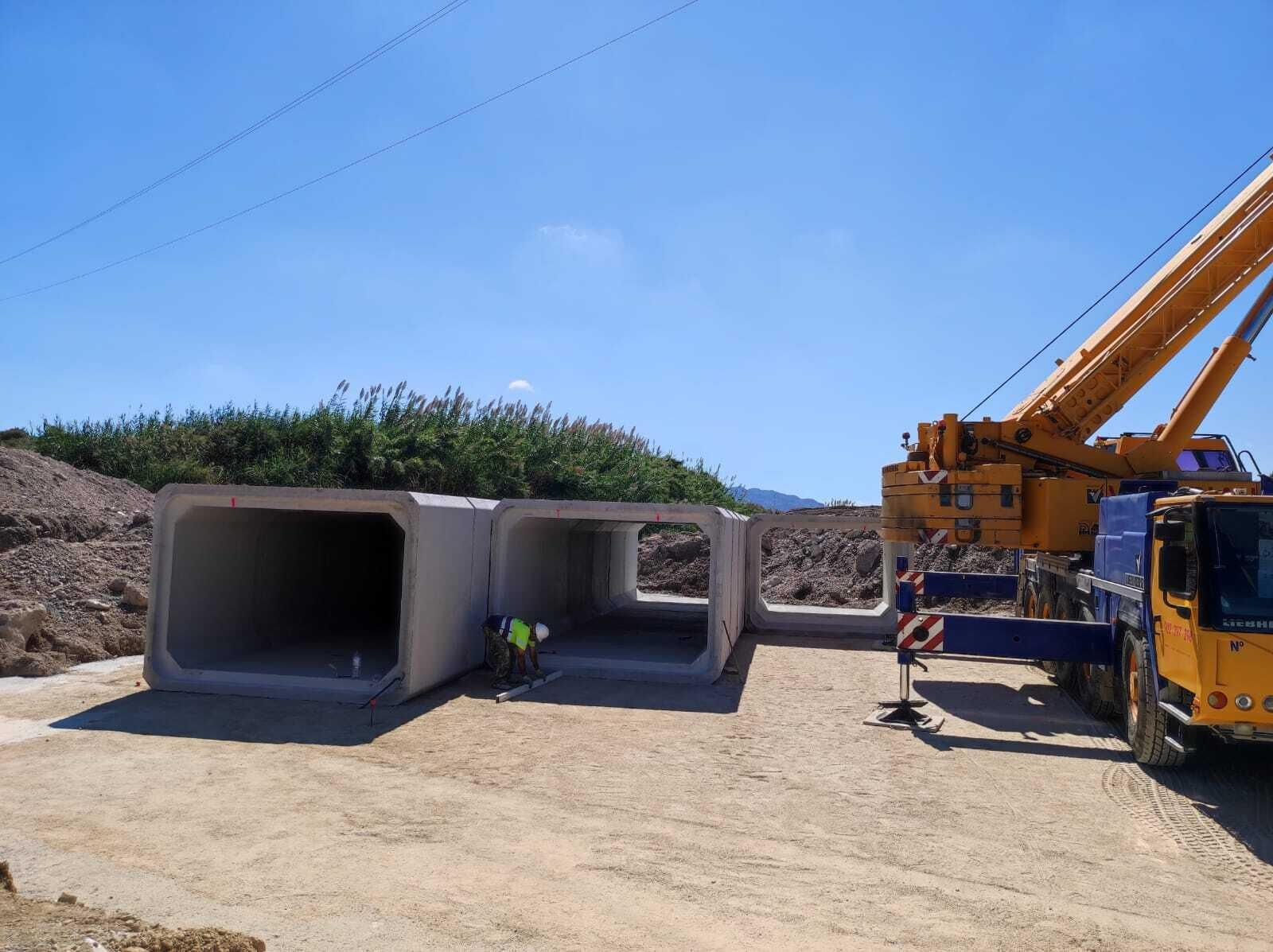 Muros de hormigón que se van a instalar.
