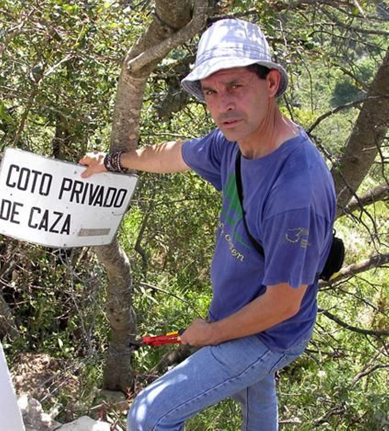 Juan Clavero cortando una valla en la finca que va de El Bosque a Zahara. Juan Clavero cortando una valla en la finca que va de El Bosque a Zahara.