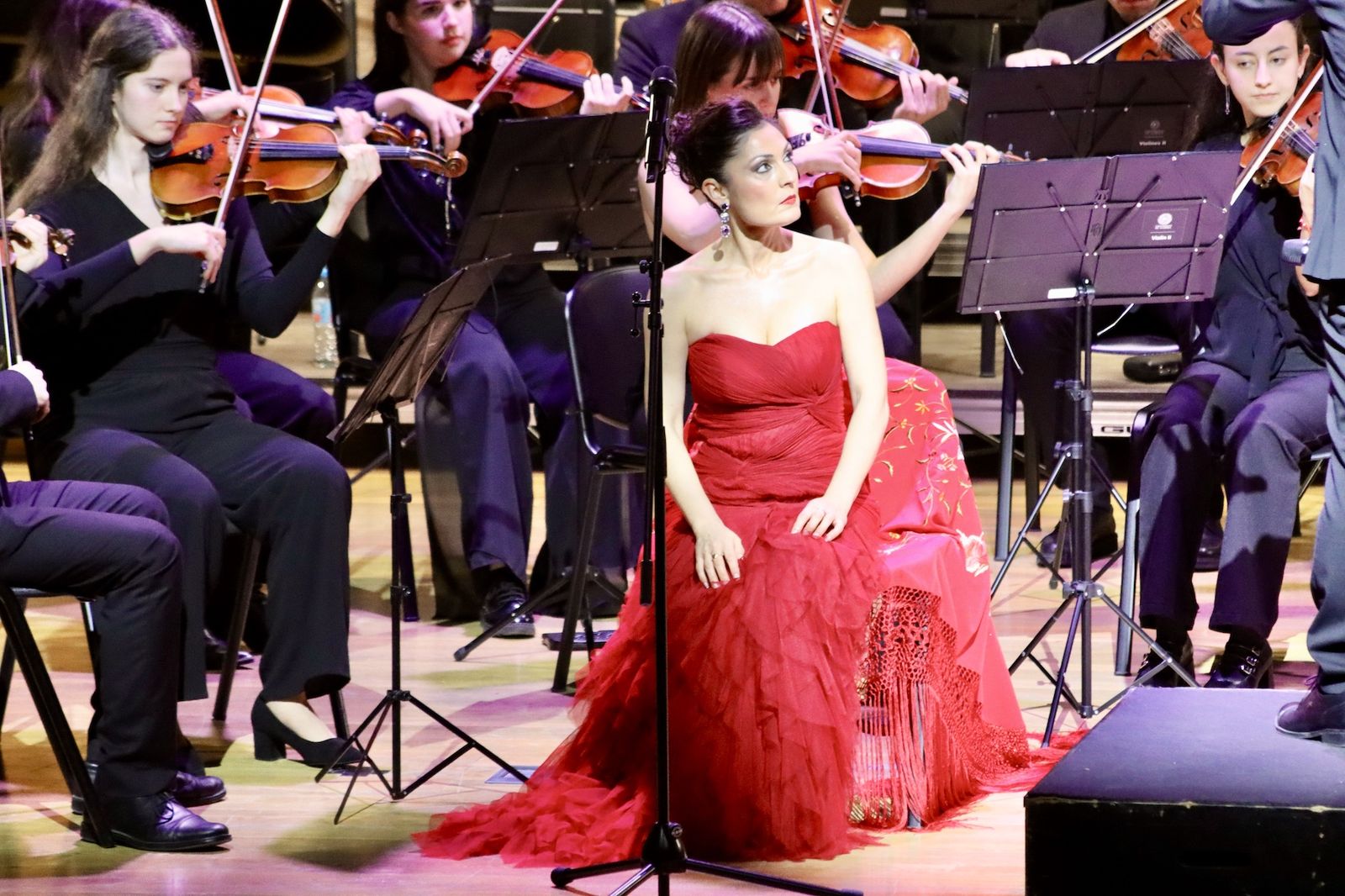 La cantaora Lidia Plaza en el escenario en un momento de su actuación con la Orquesta Universidad de Almería.