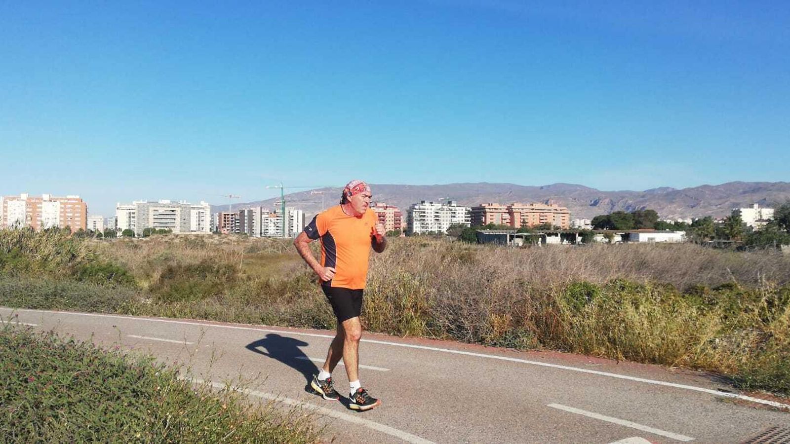Un corredor, sin nadie a su alrededor cerca del Club Natación.