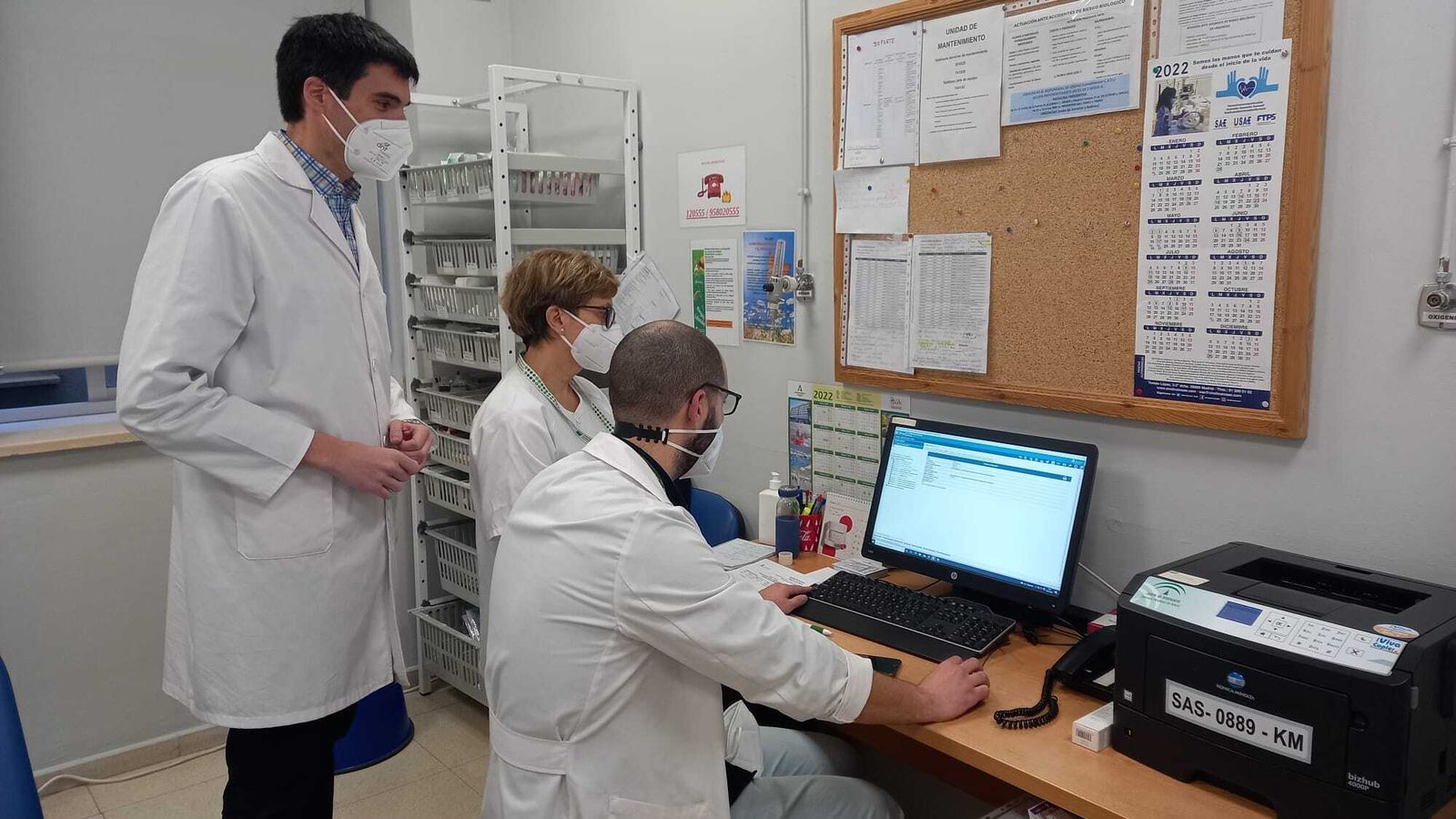 El jefe de servicio, Salvador Arias, a la izquierda, consulta un informe.