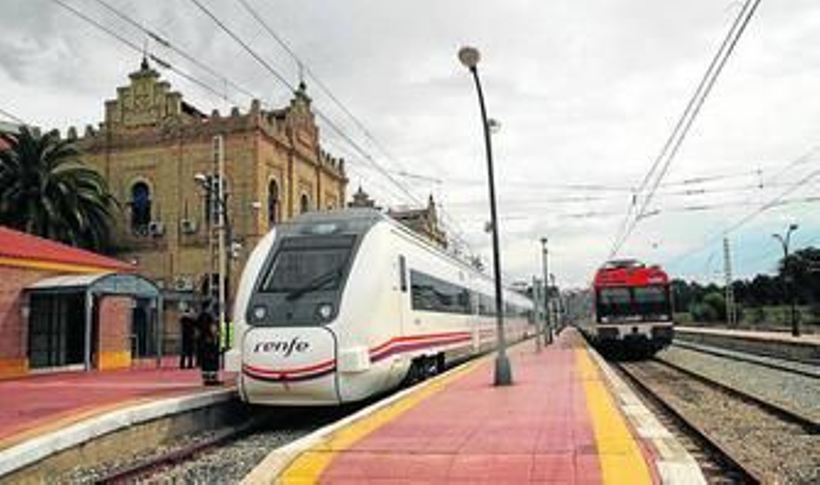 Uno de los trenes Alvia, que realiza el trayecto Huelva-Madrid diariamente, en la estación onubense.