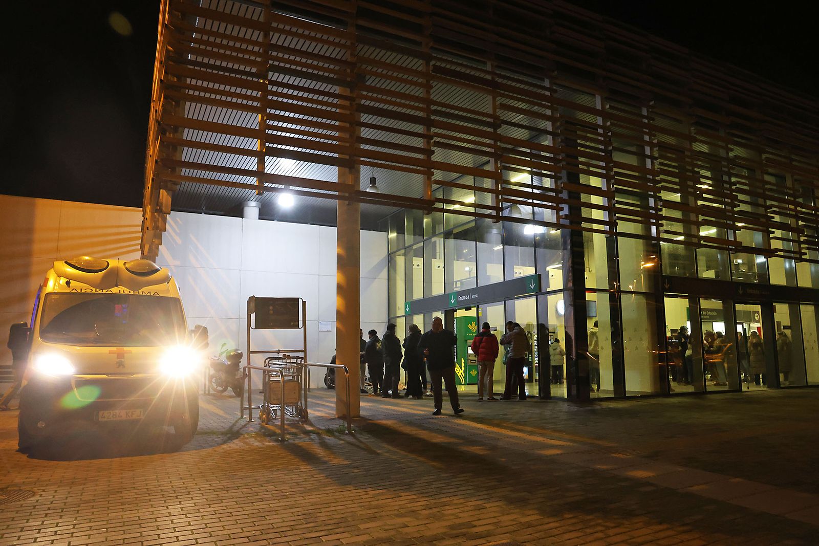 Las Fotografías del dispositivo de urgencia en la estación de Huelva para los afectados por el tren accidentado