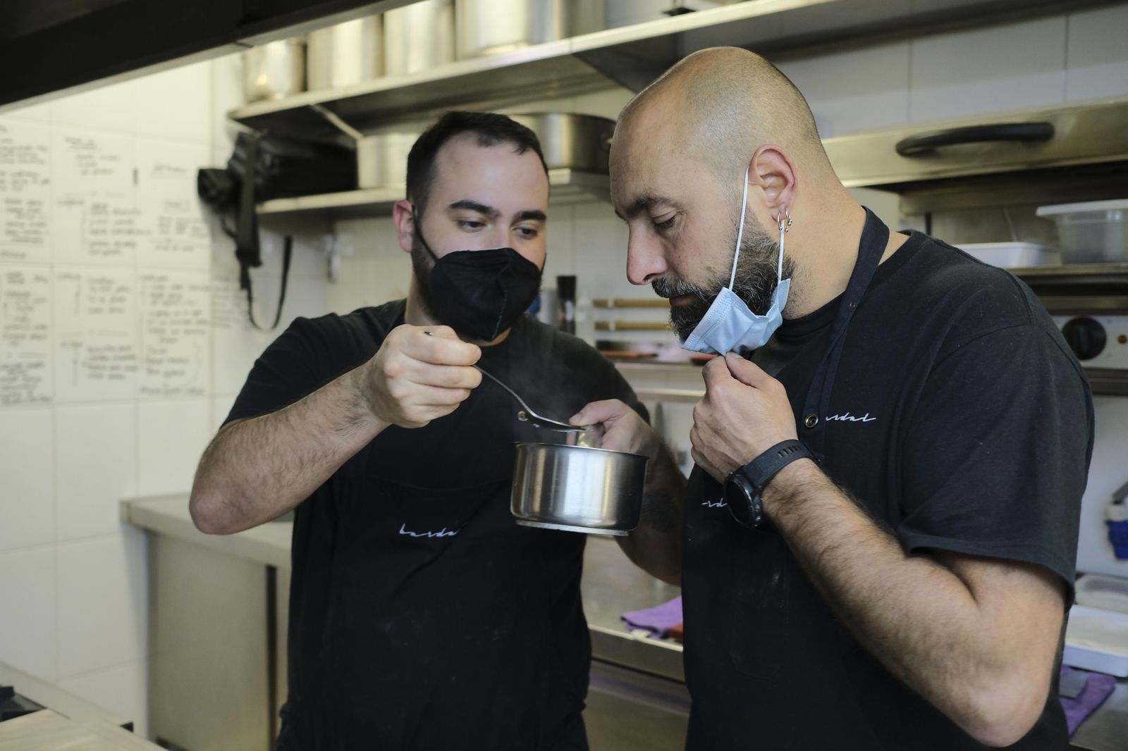 Benito Gómez y el jefe de cocina, Manuel Romero, prueban uno de los jugos del nuevo menú.