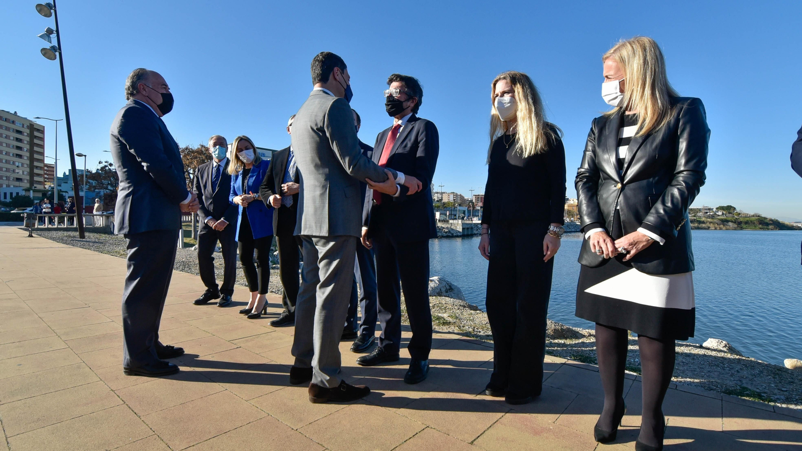 Las fotos del la visita de Juanma Moreno a las obras del Lago maritimo