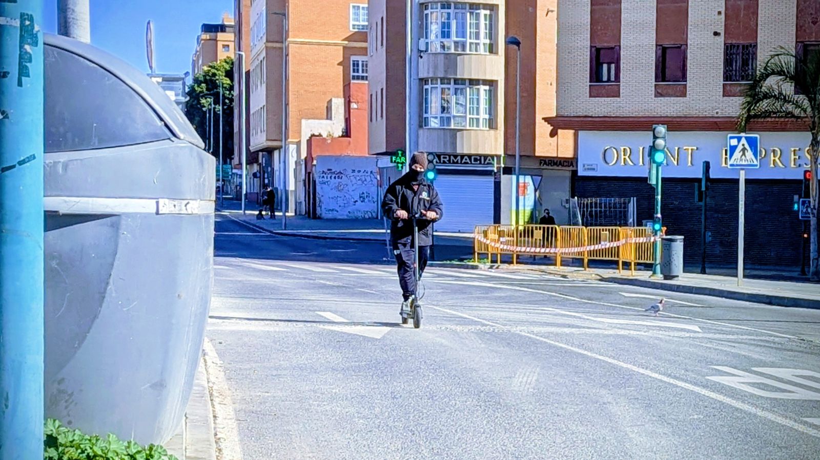 Una persona circula en patinete por la carretera Sierra Alhamilla de Almería capital