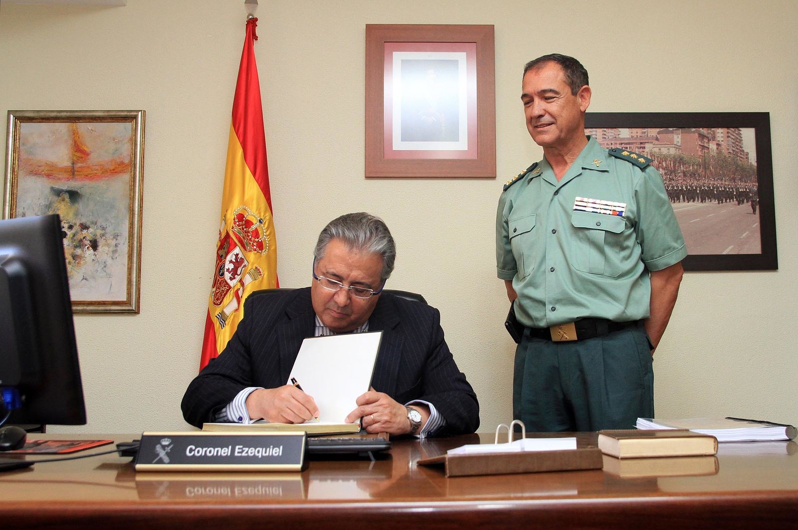 Juan Ignacio Zoido, ministro del Interior, presenta en la Comandancia de la Guardia Civil la nueva versión de AleryCops y el dispositivo del Rocío y posteriormente acude a la Diputación de Huelva para visitar la exposición sobre el terrorismo, en imágenes