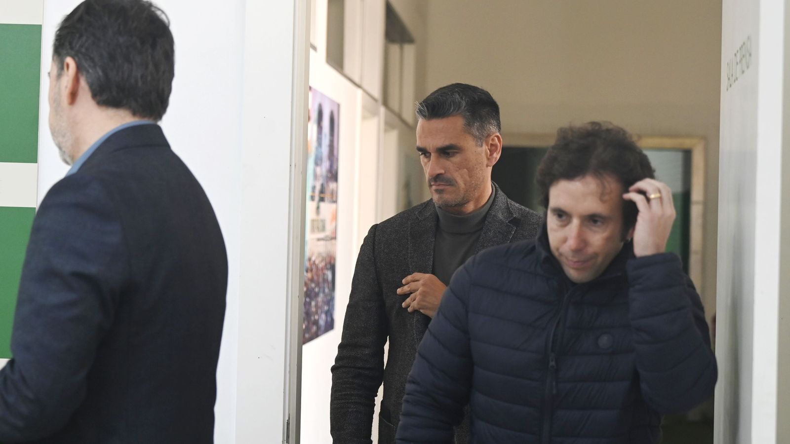 Juanito y Raúl Cámara, antes de acceder a la sala de prensa del estadio.