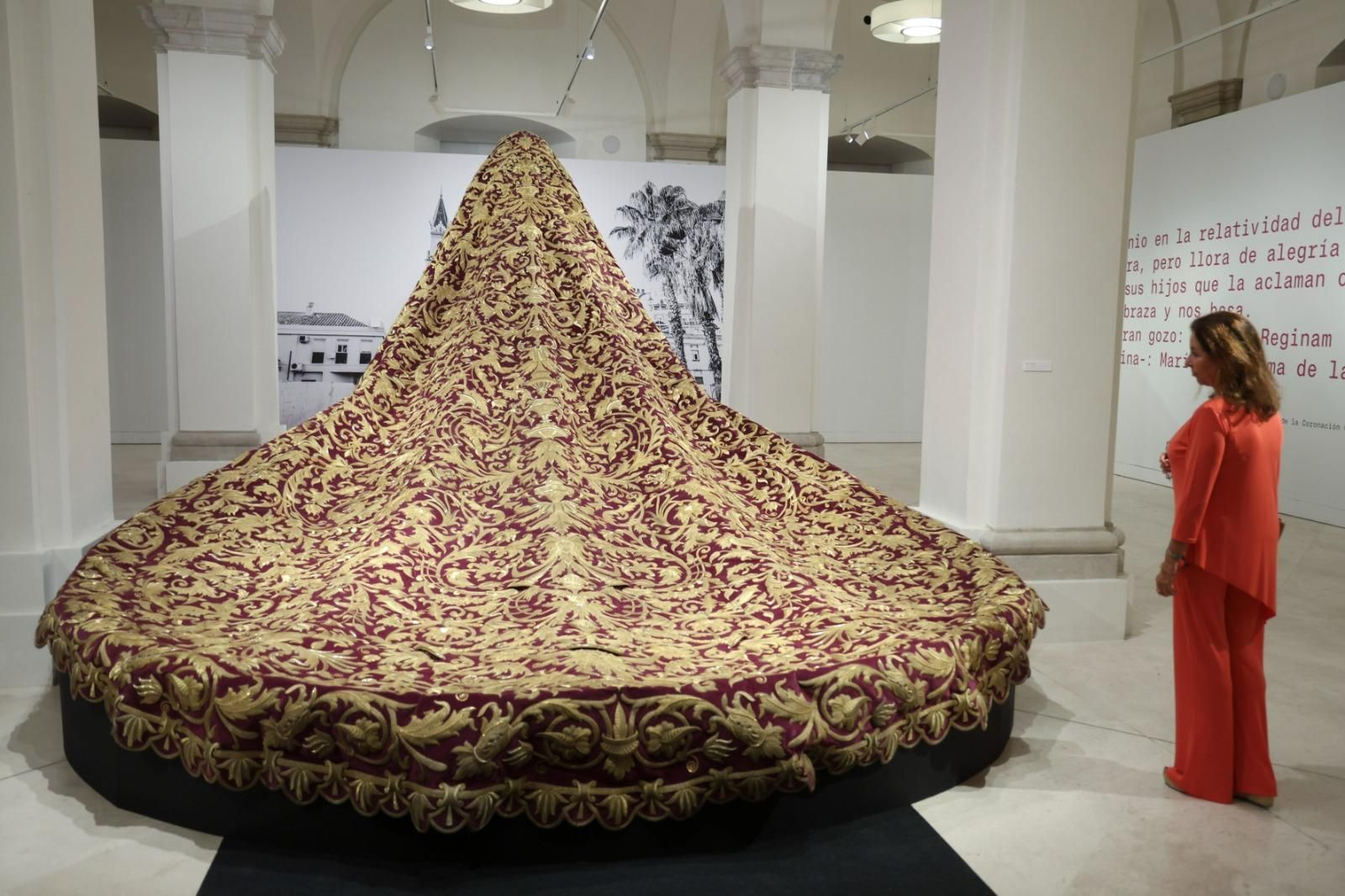 La exposición 'Vestida de Sol' del Cautivo en el Museo de Málaga, en imágenes