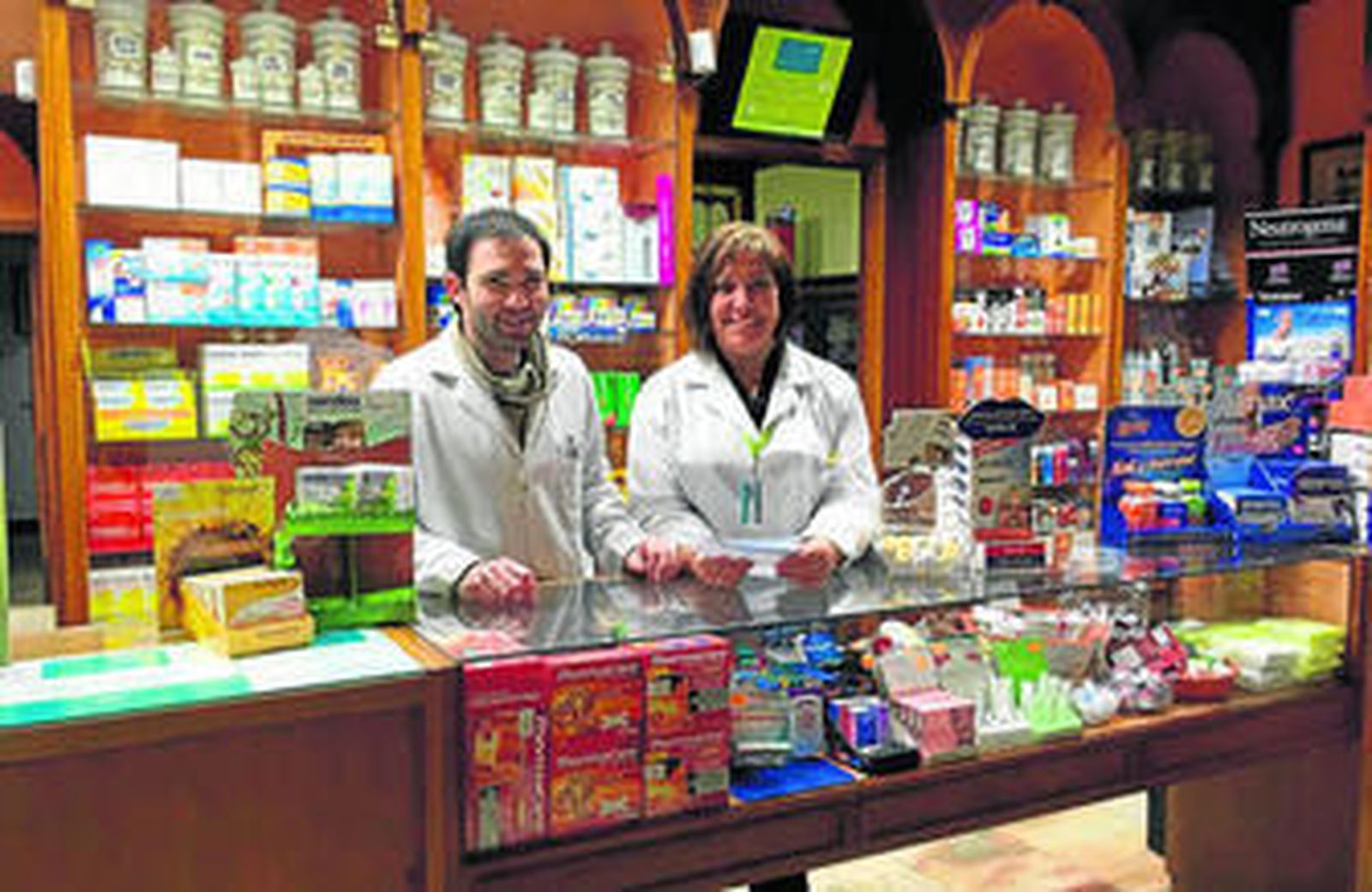 El farmacéutico, Ambrosio Bernal, y la joven María Josefa Pérez, que estuvo de prácticas y ahora trabaja en la Farmacia.