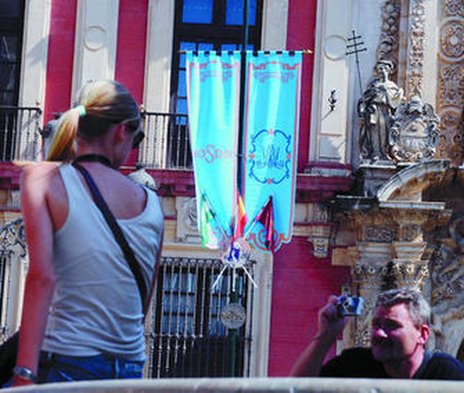 Las nuevas banderolas instaladas este año por Fiestas Mayores.