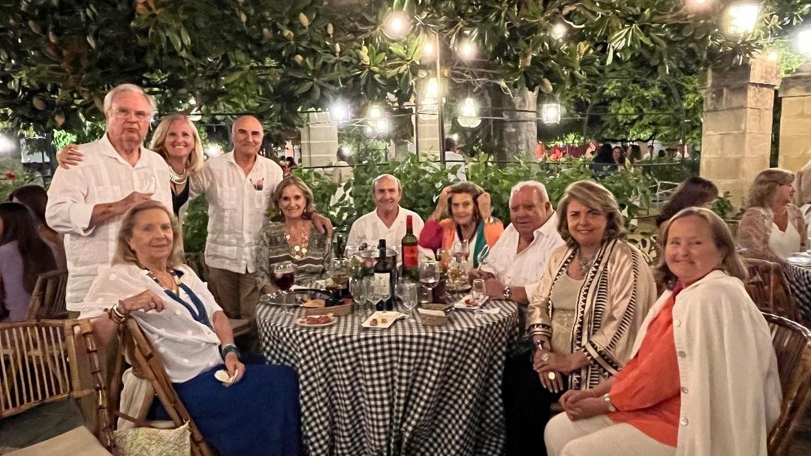 Condes de Osborne, Lupe, Mamen, Pilar e Isabel Osborne, Carmen Luque, Camilo González, José Ignacio Enríquez y Ángel Moreno.