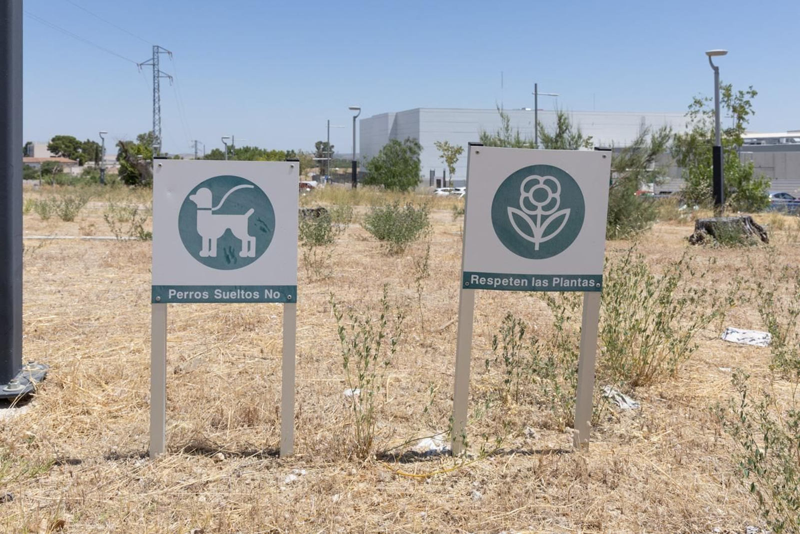 El estado de abandono del parque infantil del Jaén Plaza, en imágenes