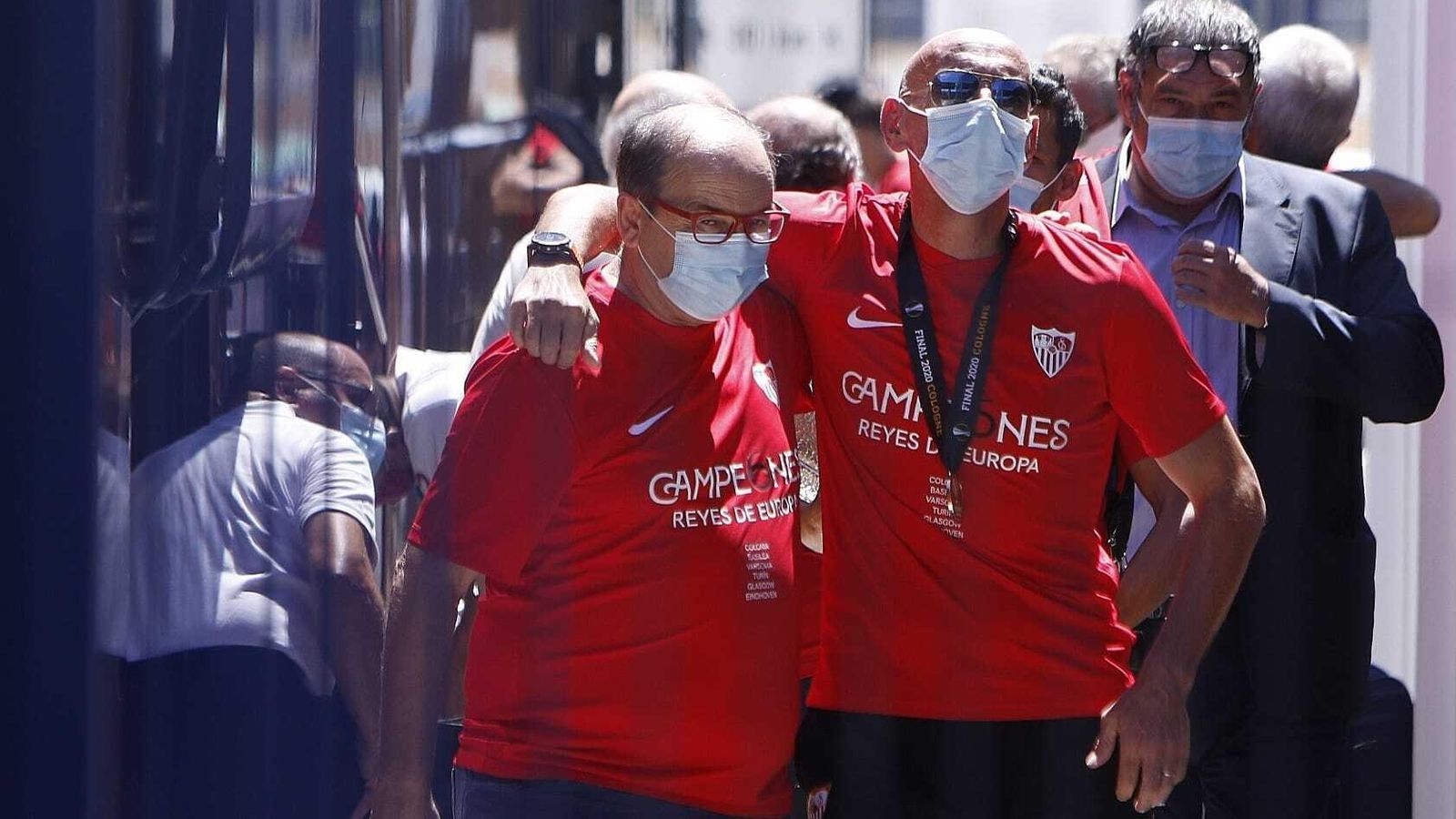 Castro abraza a un emocionado Monchi al aterrizar en Sevilla, con Jesús Gómez detrás.